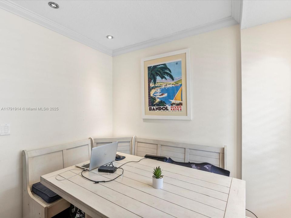 Active With Contract: $699,000 (2 beds, 1 baths, 988 Square Feet)