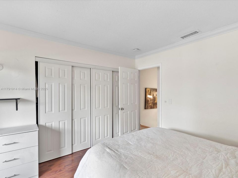 Active With Contract: $699,000 (2 beds, 1 baths, 988 Square Feet)