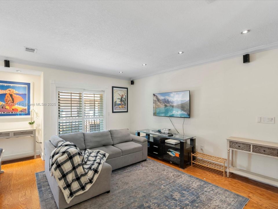 Active With Contract: $699,000 (2 beds, 1 baths, 988 Square Feet)