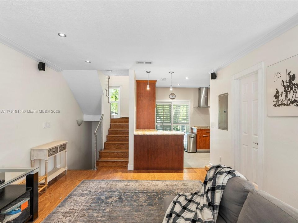 Active With Contract: $699,000 (2 beds, 1 baths, 988 Square Feet)