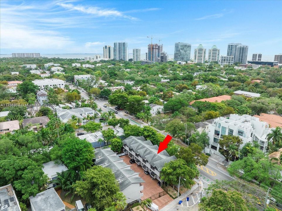 Active With Contract: $699,000 (2 beds, 1 baths, 988 Square Feet)