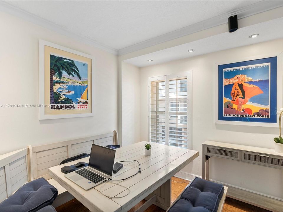 Active With Contract: $699,000 (2 beds, 1 baths, 988 Square Feet)