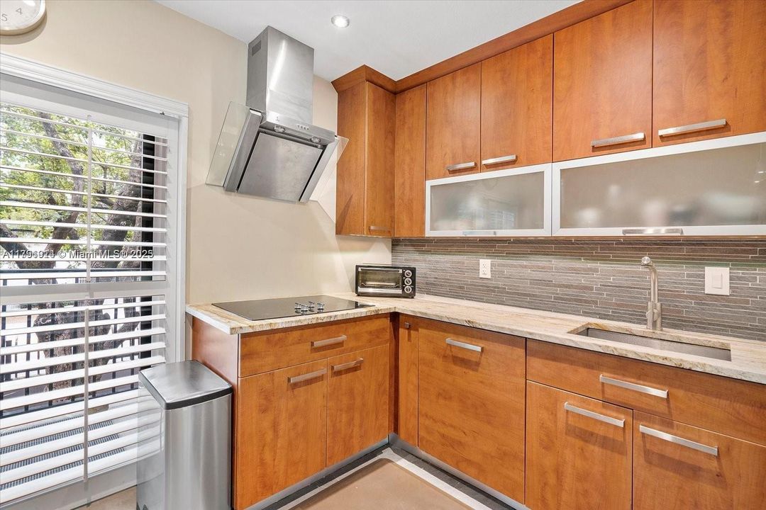 Active With Contract: $699,000 (2 beds, 1 baths, 988 Square Feet)