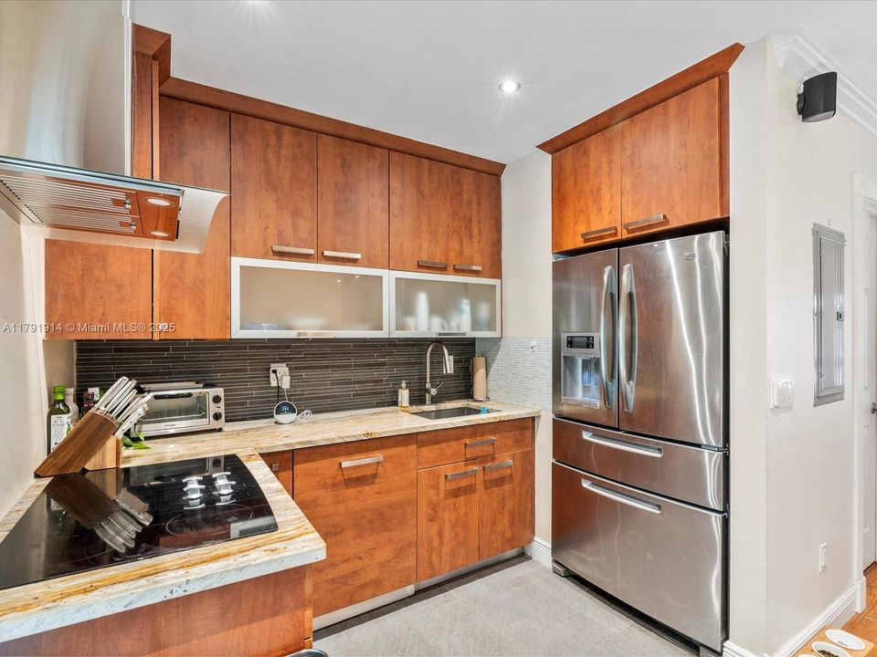 Active With Contract: $699,000 (2 beds, 1 baths, 988 Square Feet)