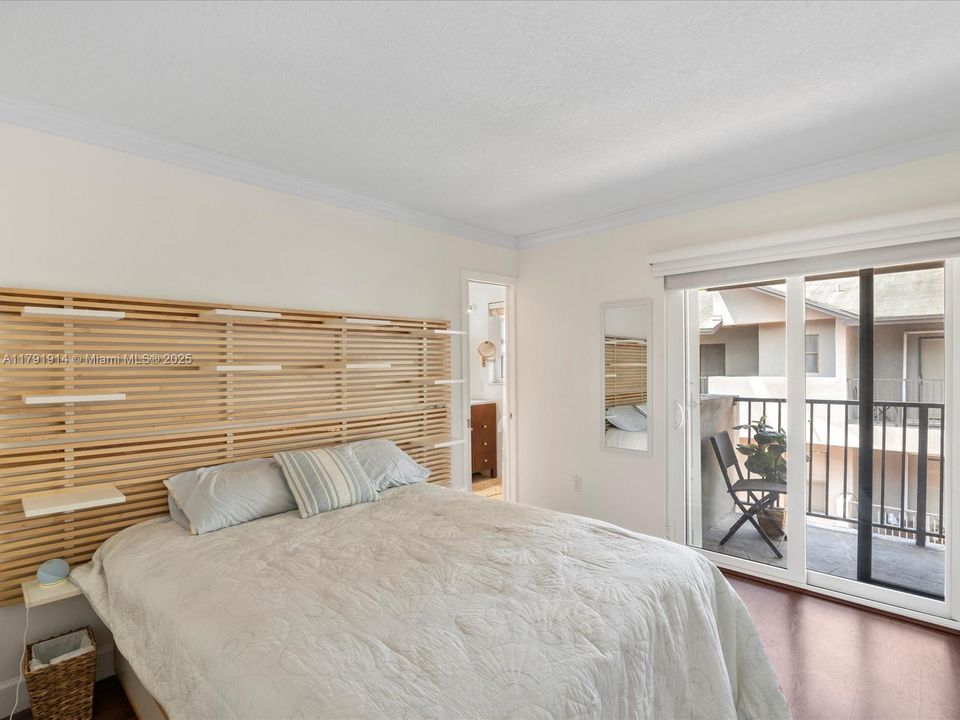 Active With Contract: $699,000 (2 beds, 1 baths, 988 Square Feet)