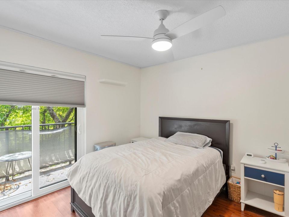 Active With Contract: $699,000 (2 beds, 1 baths, 988 Square Feet)