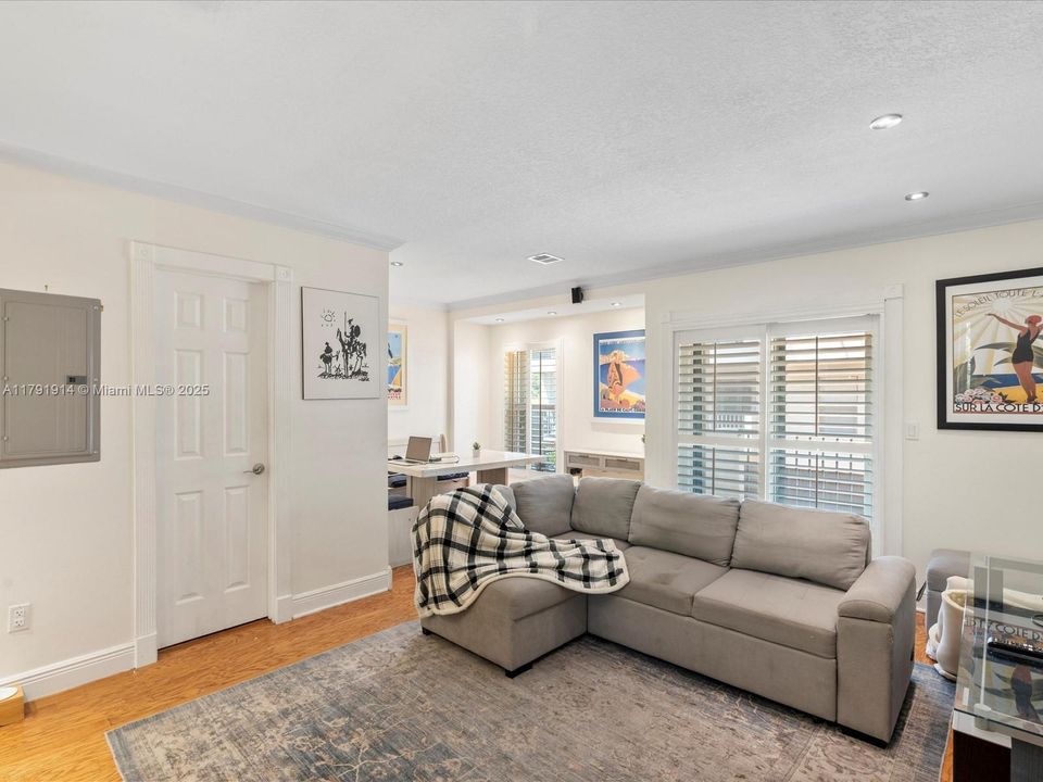 Active With Contract: $699,000 (2 beds, 1 baths, 988 Square Feet)