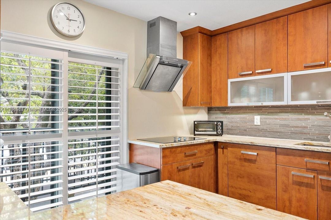 Active With Contract: $699,000 (2 beds, 1 baths, 988 Square Feet)