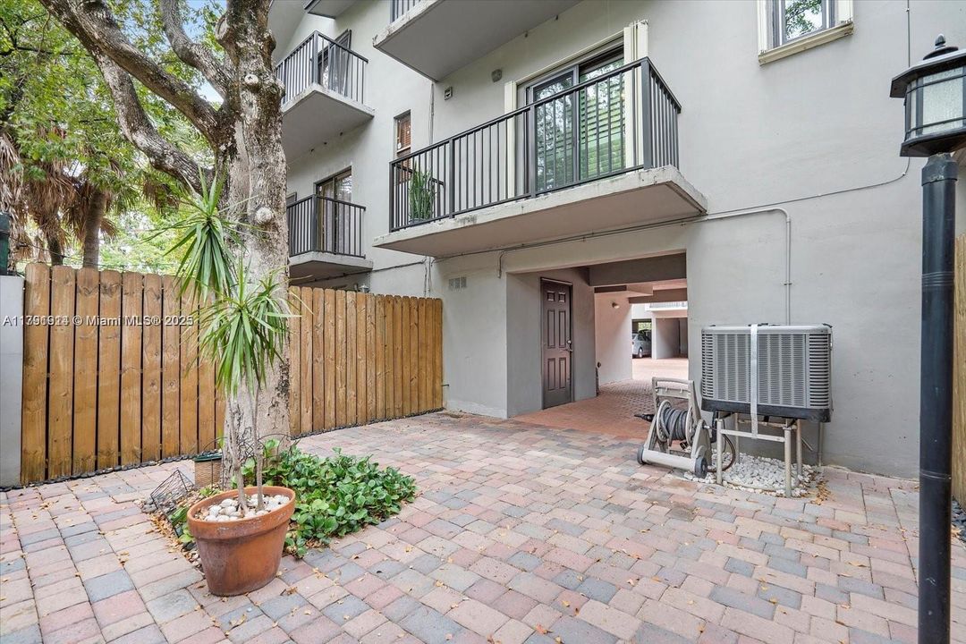 Active With Contract: $699,000 (2 beds, 1 baths, 988 Square Feet)