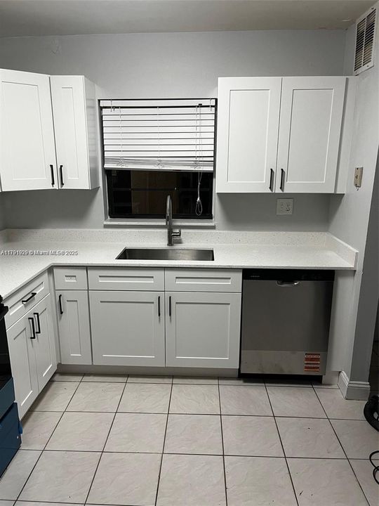 Recently Rented: $2,400 (2 beds, 2 baths, 1220 Square Feet)