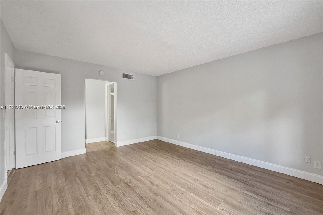 Recently Rented: $2,400 (2 beds, 2 baths, 1220 Square Feet)