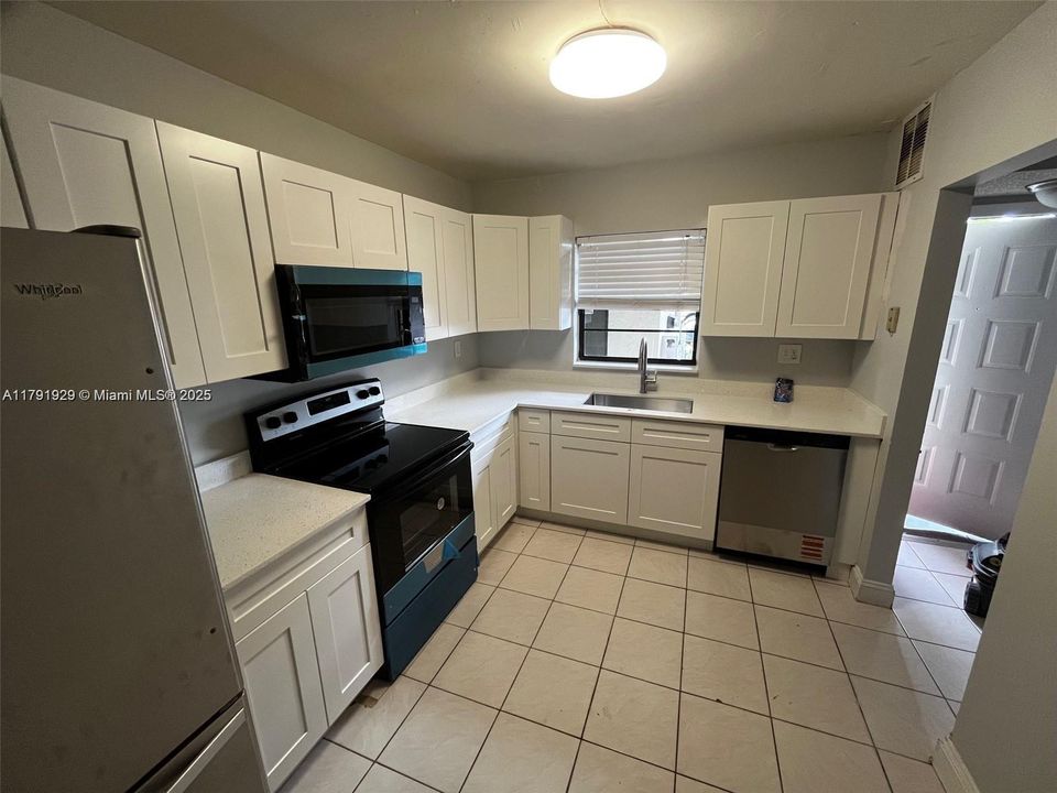 Recently Rented: $2,400 (2 beds, 2 baths, 1220 Square Feet)