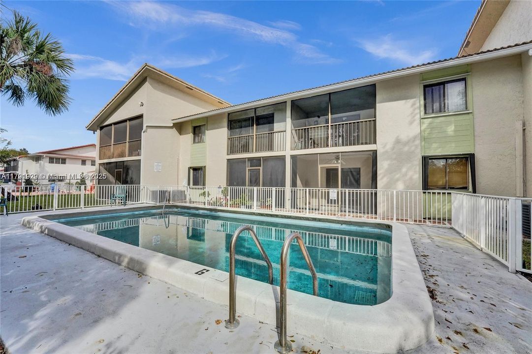 Recently Rented: $2,400 (2 beds, 2 baths, 1220 Square Feet)