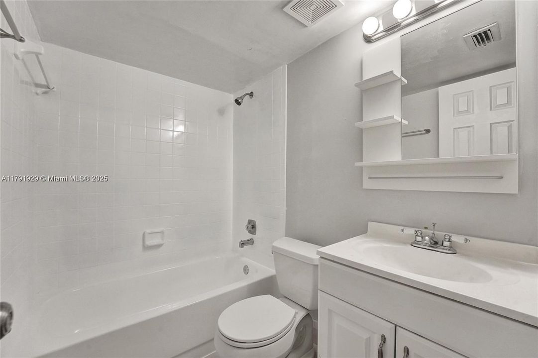 Recently Rented: $2,400 (2 beds, 2 baths, 1220 Square Feet)