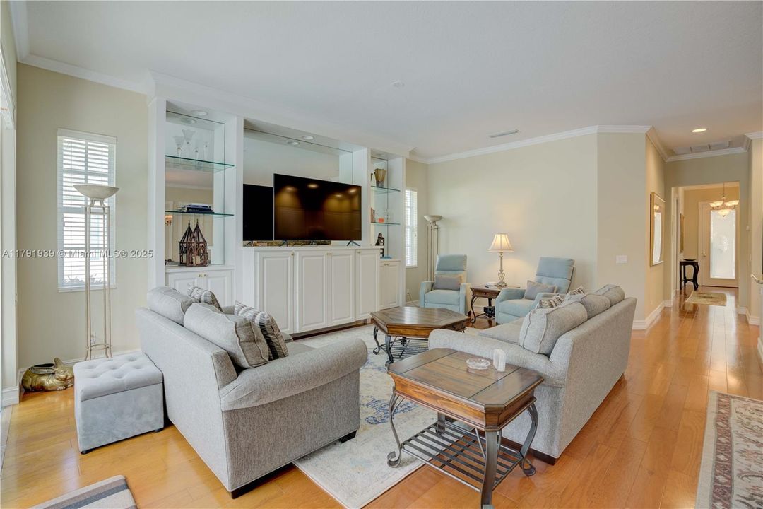 Activo con contrato: $6,000 (3 camas, 2 baños, 1962 Pies cuadrados)