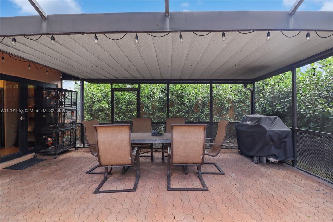 Recently Sold: $850,000 (4 beds, 2 baths, 2094 Square Feet)