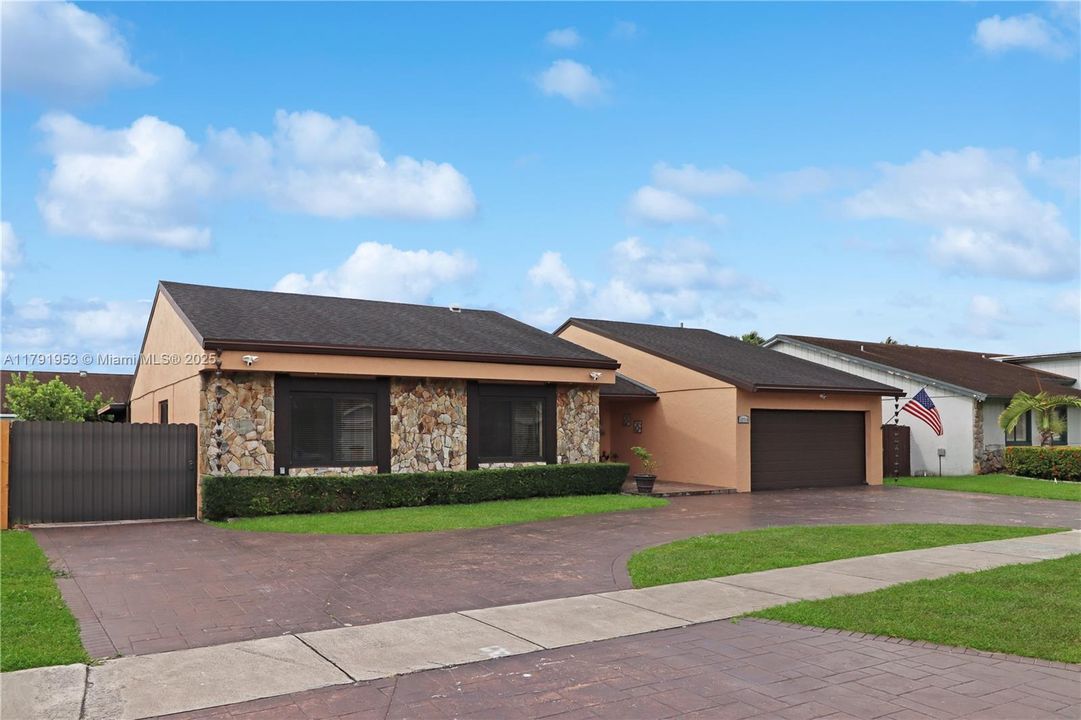 Recently Sold: $850,000 (4 beds, 2 baths, 2094 Square Feet)