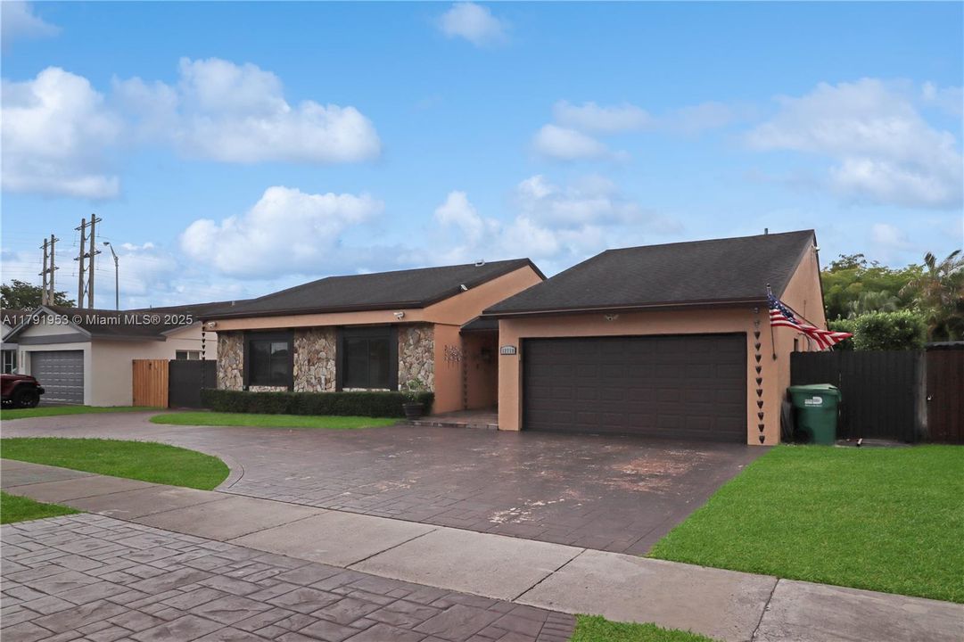 Recently Sold: $850,000 (4 beds, 2 baths, 2094 Square Feet)