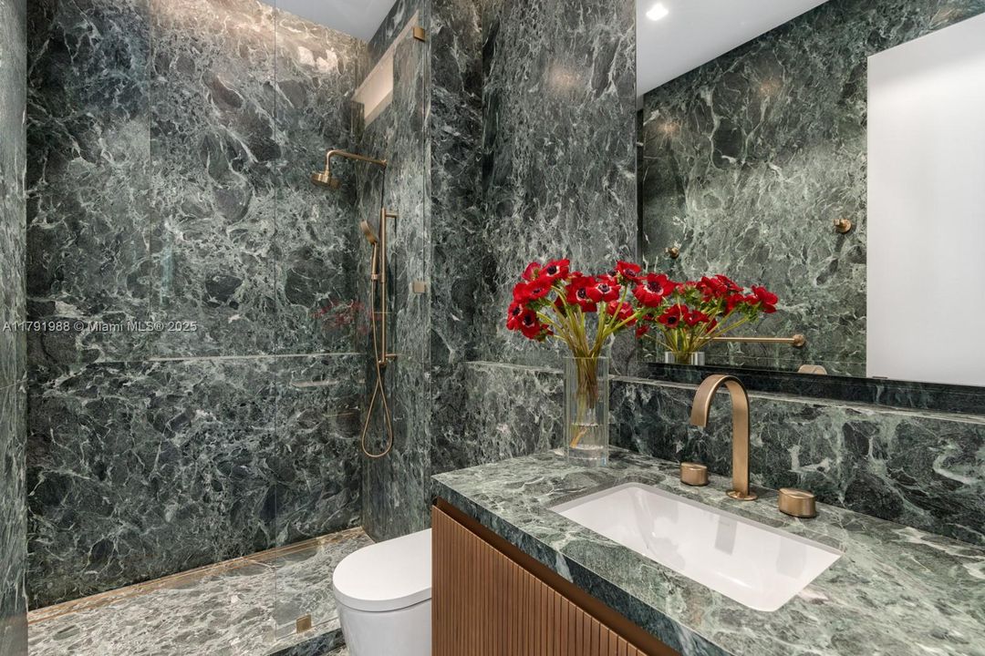 For Sale: $19,995,000 (6 beds, 7 baths, 5662 Square Feet)