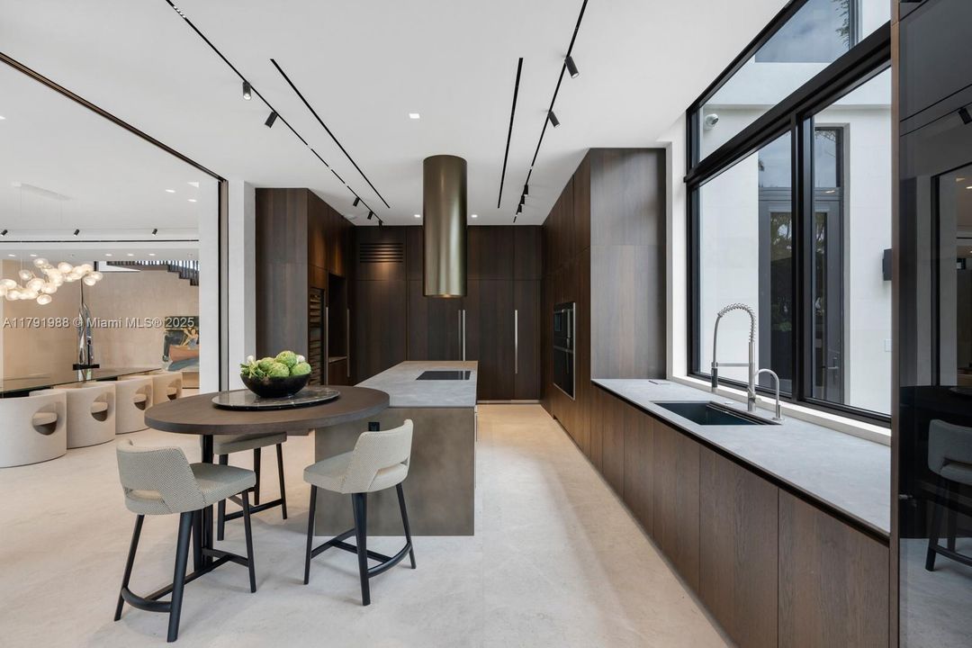For Sale: $19,995,000 (6 beds, 7 baths, 5662 Square Feet)