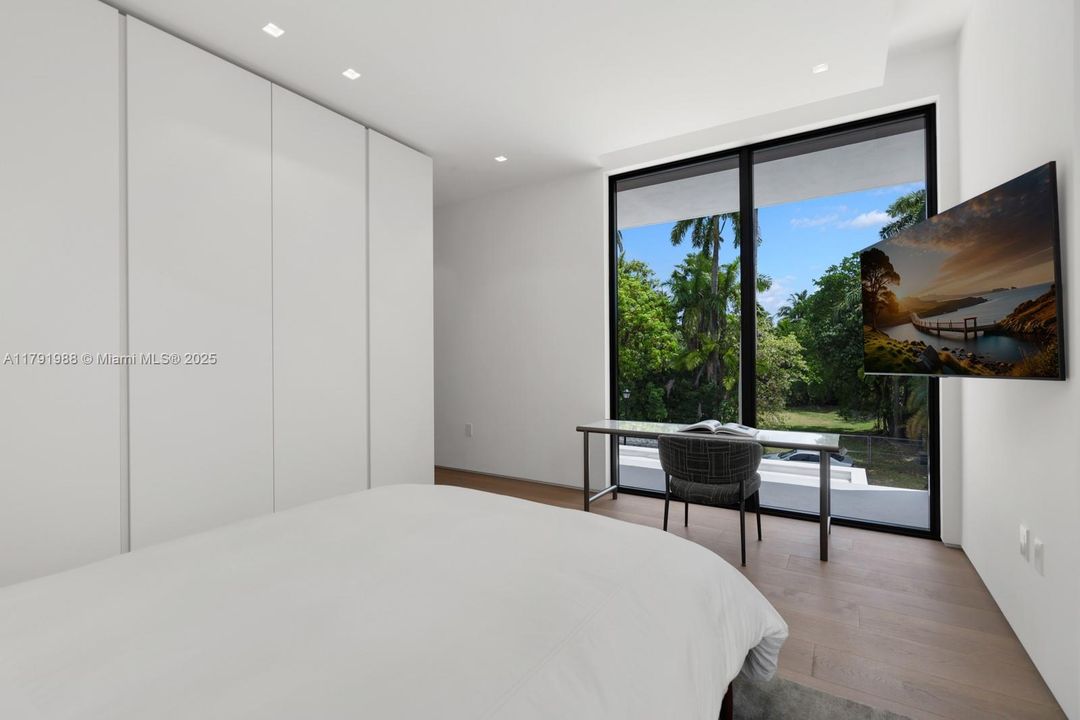 For Sale: $19,995,000 (6 beds, 7 baths, 5662 Square Feet)