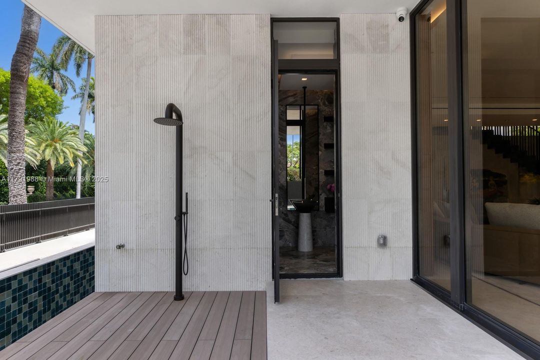 For Sale: $19,995,000 (6 beds, 7 baths, 5662 Square Feet)
