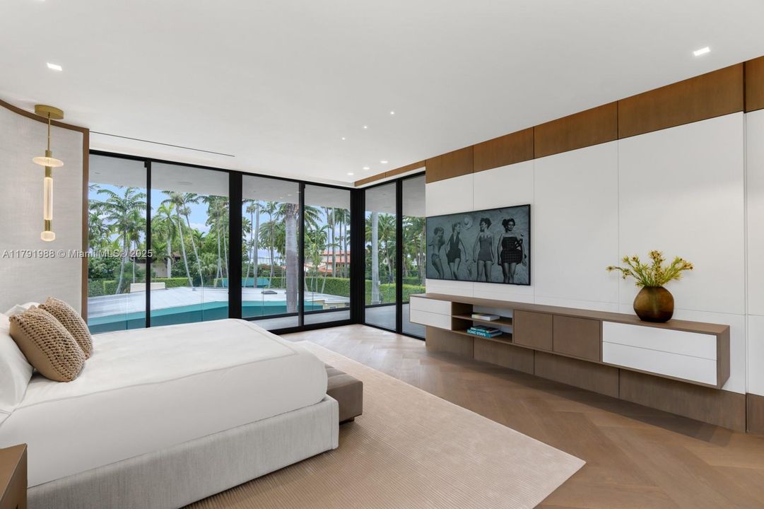 For Sale: $19,995,000 (6 beds, 7 baths, 5662 Square Feet)