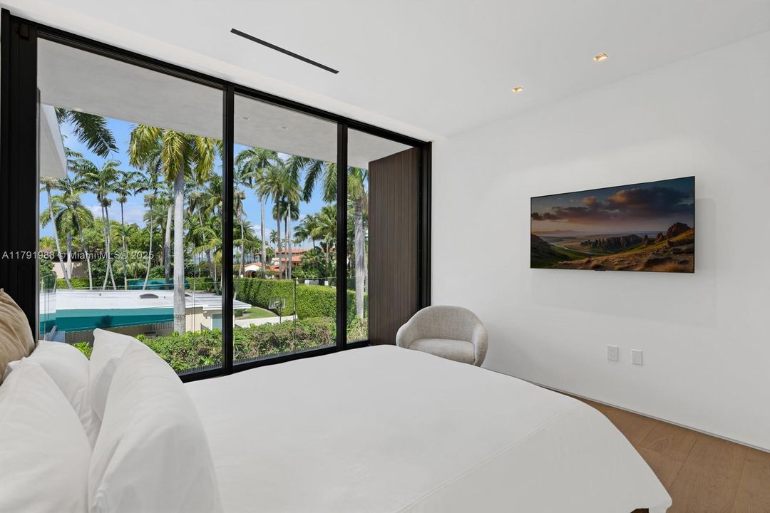For Sale: $19,995,000 (6 beds, 7 baths, 5662 Square Feet)
