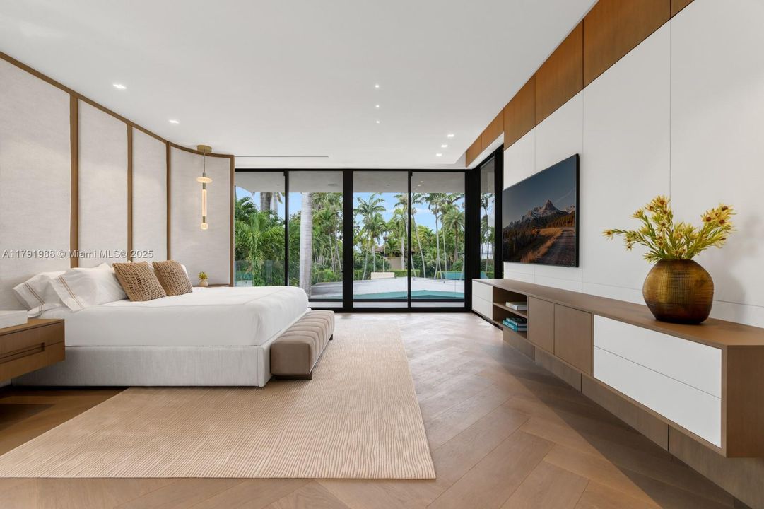 For Sale: $19,995,000 (6 beds, 7 baths, 5662 Square Feet)