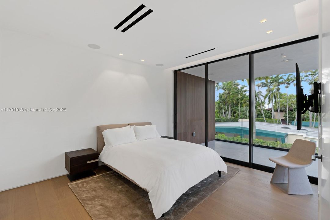 For Sale: $19,995,000 (6 beds, 7 baths, 5662 Square Feet)