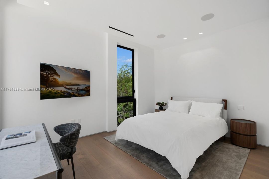 For Sale: $19,995,000 (6 beds, 7 baths, 5662 Square Feet)
