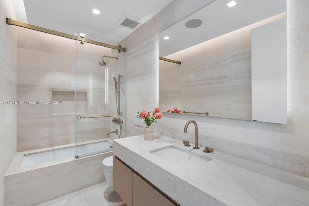 For Sale: $19,995,000 (6 beds, 7 baths, 5662 Square Feet)
