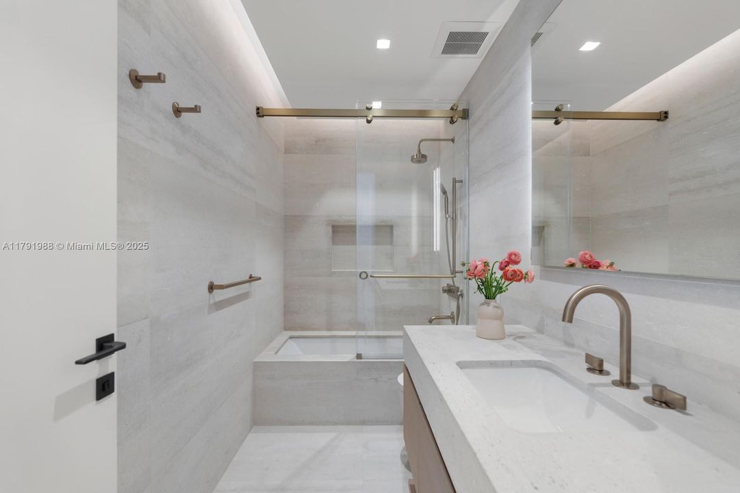 For Sale: $19,995,000 (6 beds, 7 baths, 5662 Square Feet)