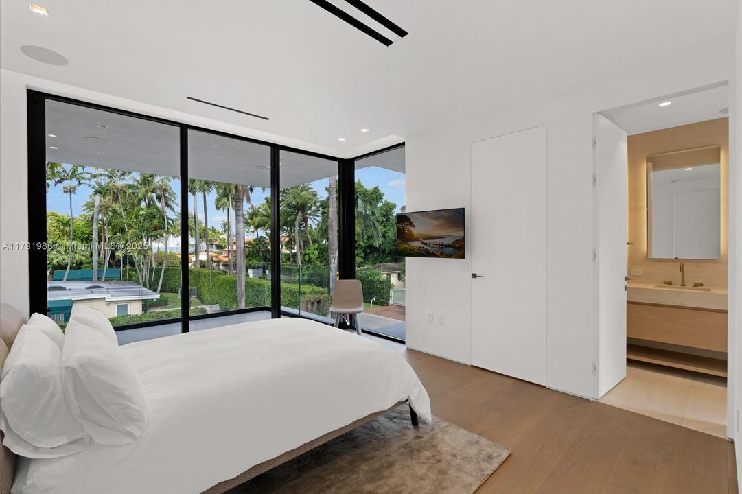 For Sale: $19,995,000 (6 beds, 7 baths, 5662 Square Feet)