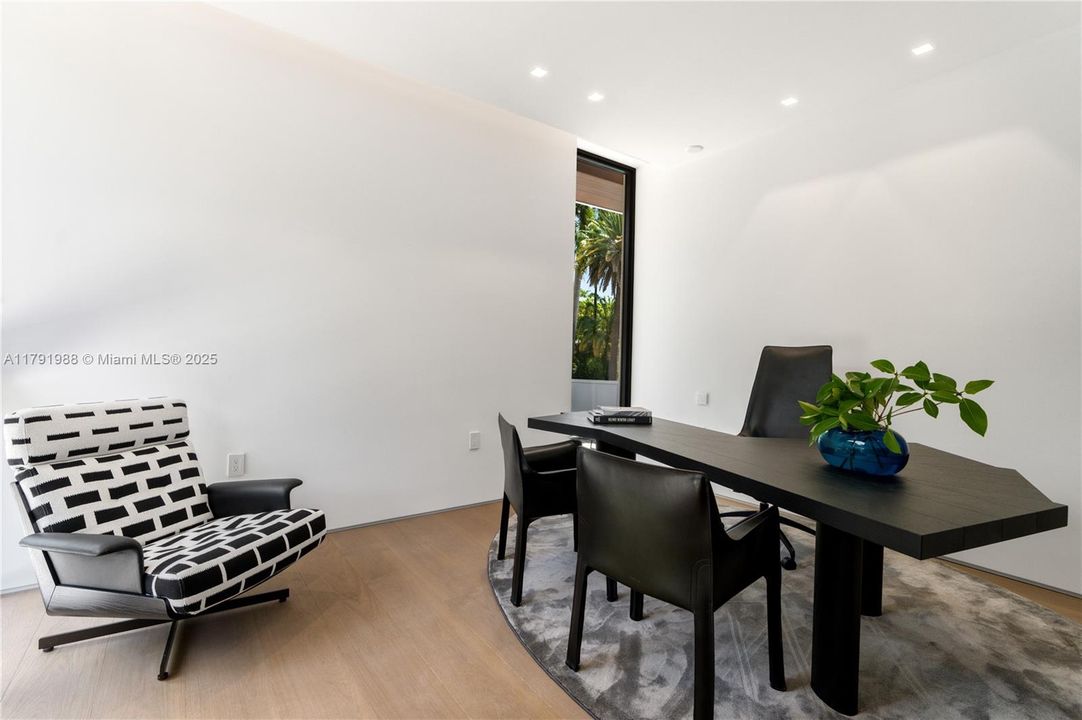 For Sale: $19,995,000 (6 beds, 7 baths, 5662 Square Feet)