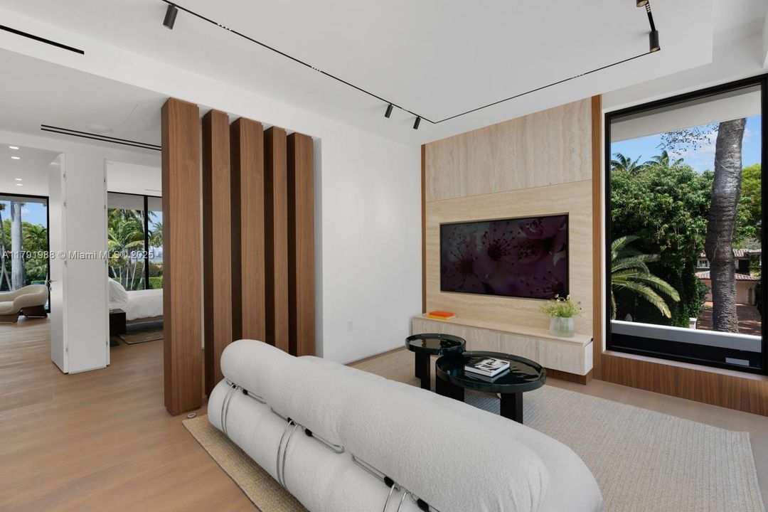 For Sale: $19,995,000 (6 beds, 7 baths, 5662 Square Feet)