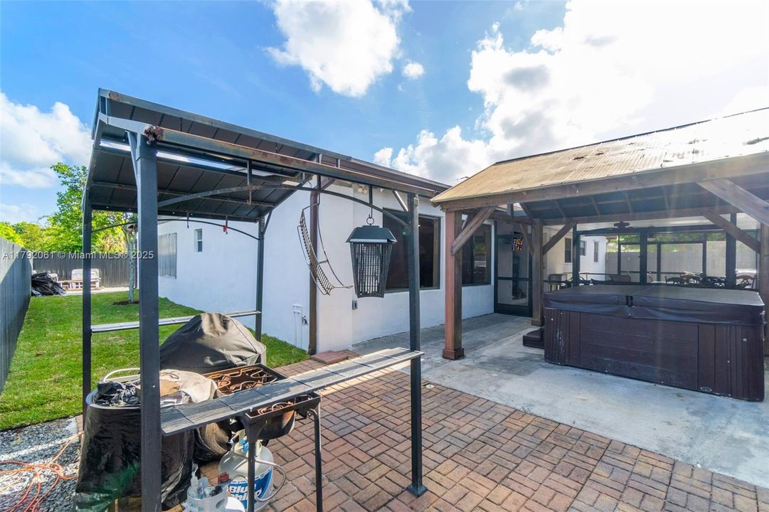 Vendido Recientemente: $599,000 (5 camas, 3 baños, 2331 Pies cuadrados)