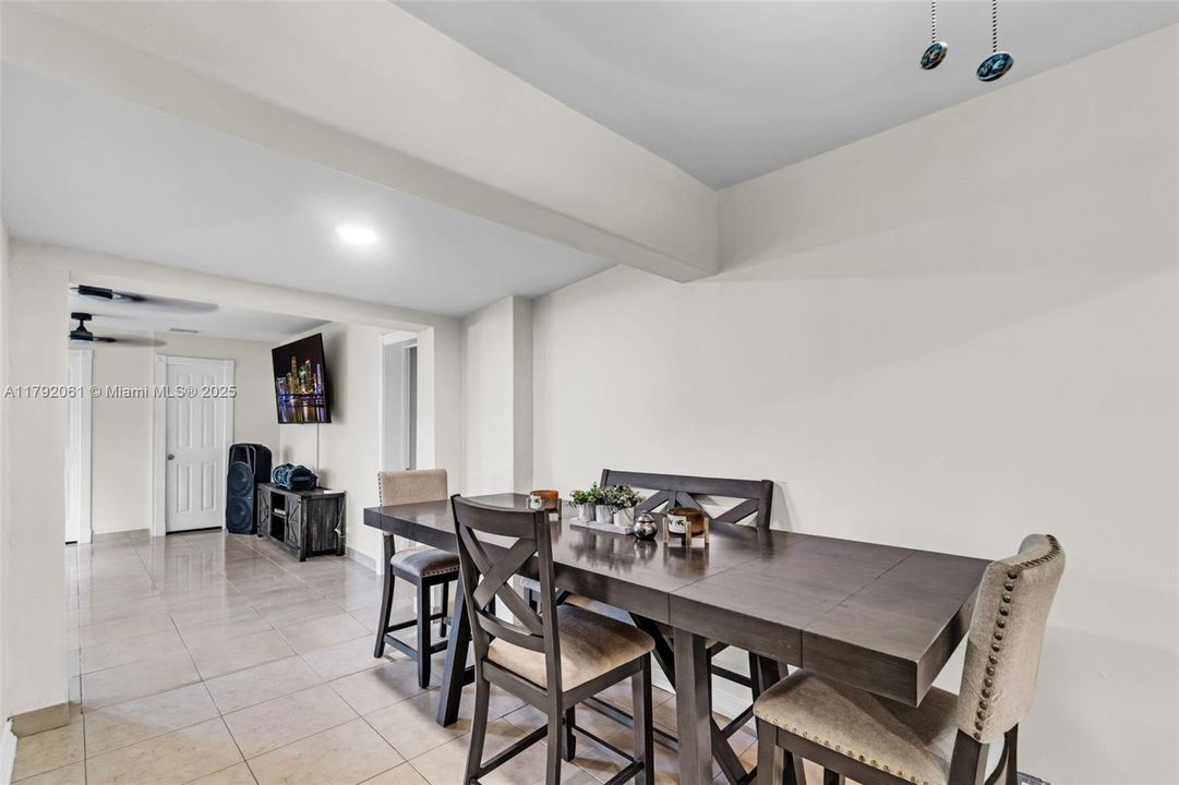 Vendido Recientemente: $599,000 (5 camas, 3 baños, 2331 Pies cuadrados)