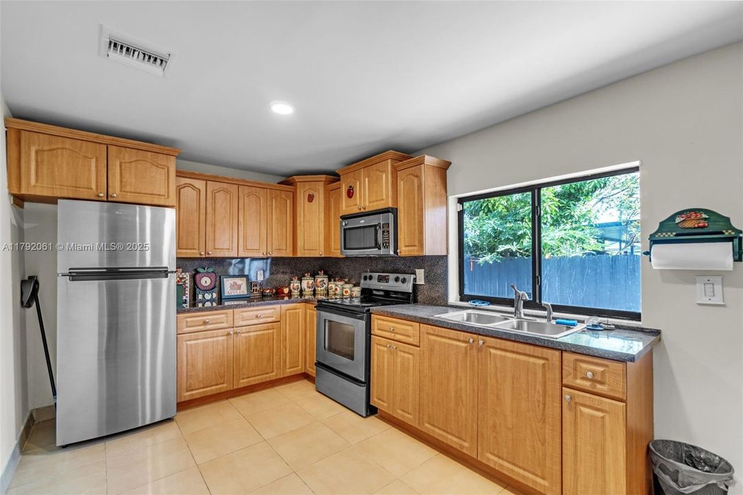 Vendido Recientemente: $599,000 (5 camas, 3 baños, 2331 Pies cuadrados)