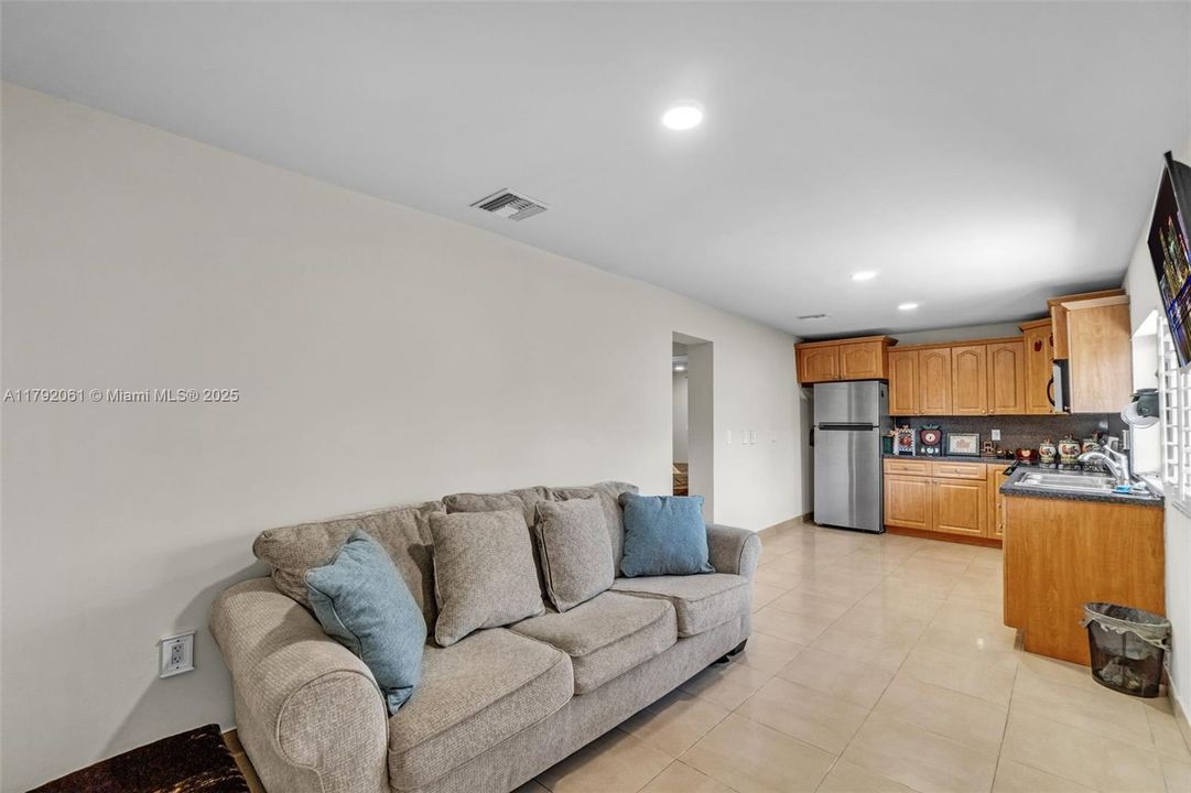 Vendido Recientemente: $599,000 (5 camas, 3 baños, 2331 Pies cuadrados)