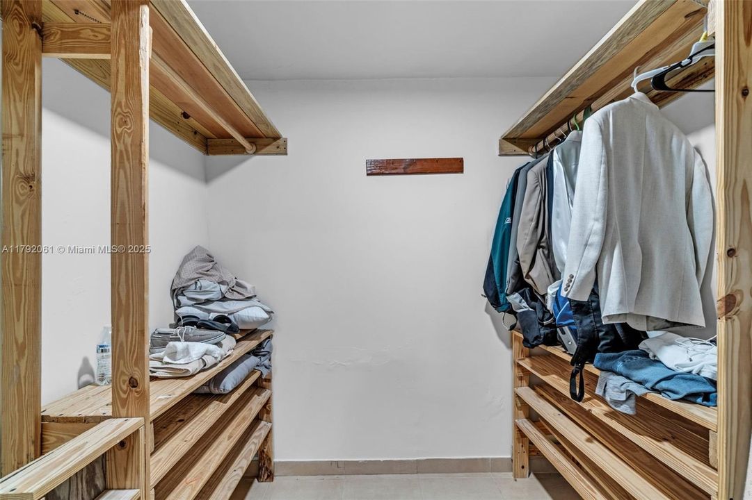 Vendido Recientemente: $599,000 (5 camas, 3 baños, 2331 Pies cuadrados)