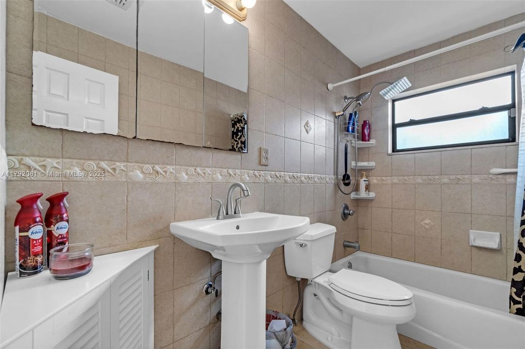 Vendido Recientemente: $599,000 (5 camas, 3 baños, 2331 Pies cuadrados)