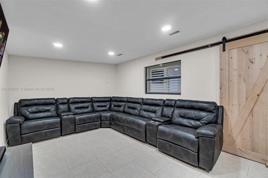 Vendido Recientemente: $599,000 (5 camas, 3 baños, 2331 Pies cuadrados)