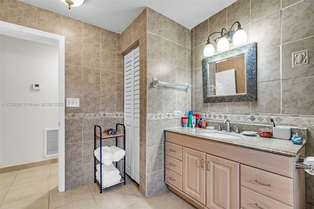 Vendido Recientemente: $599,000 (5 camas, 3 baños, 2331 Pies cuadrados)