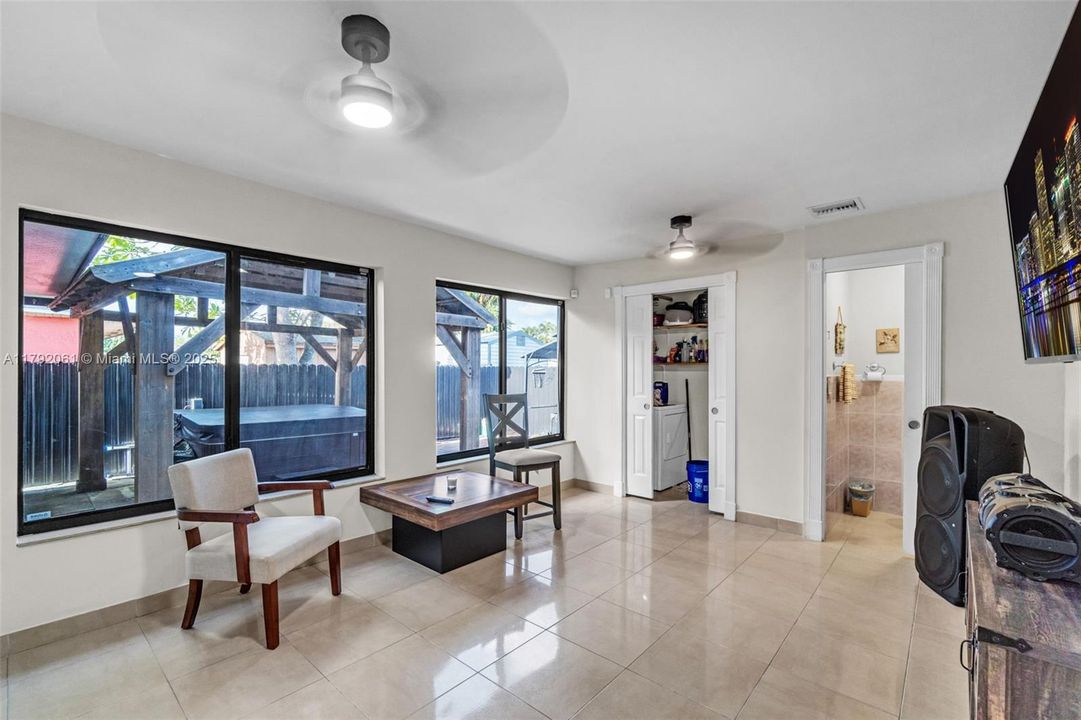 Vendido Recientemente: $599,000 (5 camas, 3 baños, 2331 Pies cuadrados)