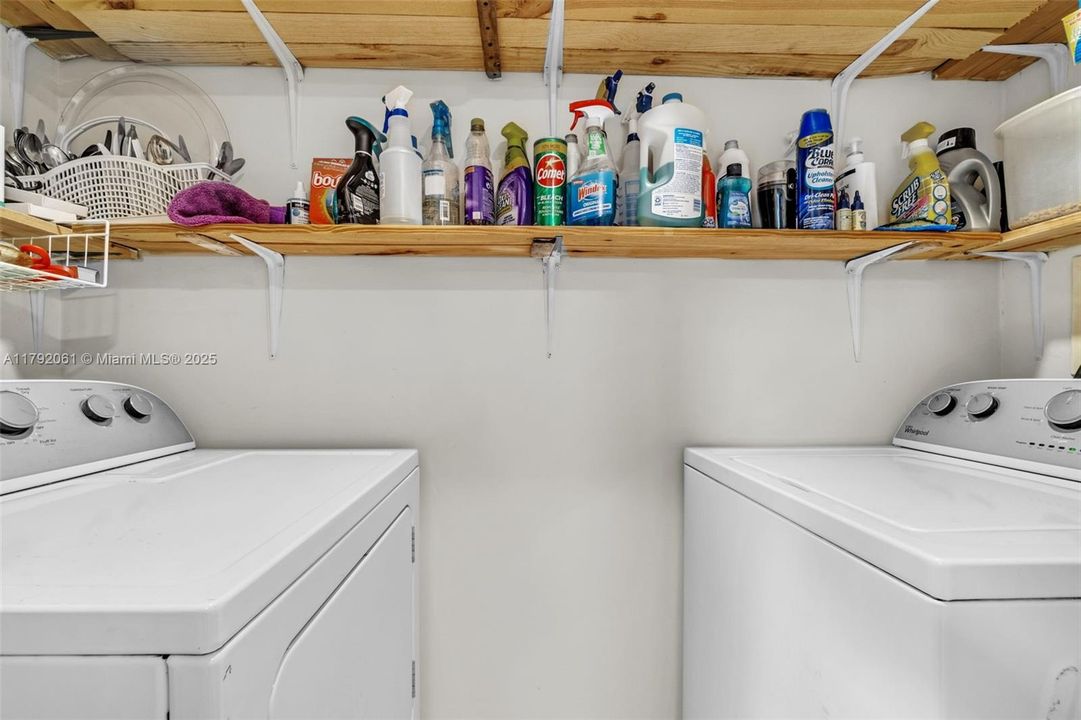 Vendido Recientemente: $599,000 (5 camas, 3 baños, 2331 Pies cuadrados)