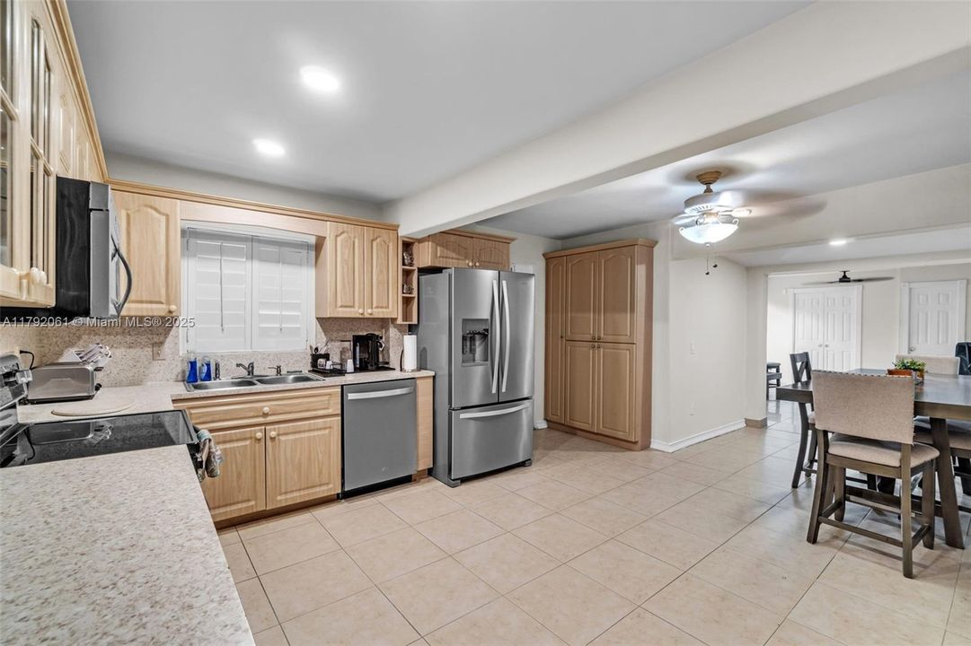 Vendido Recientemente: $599,000 (5 camas, 3 baños, 2331 Pies cuadrados)