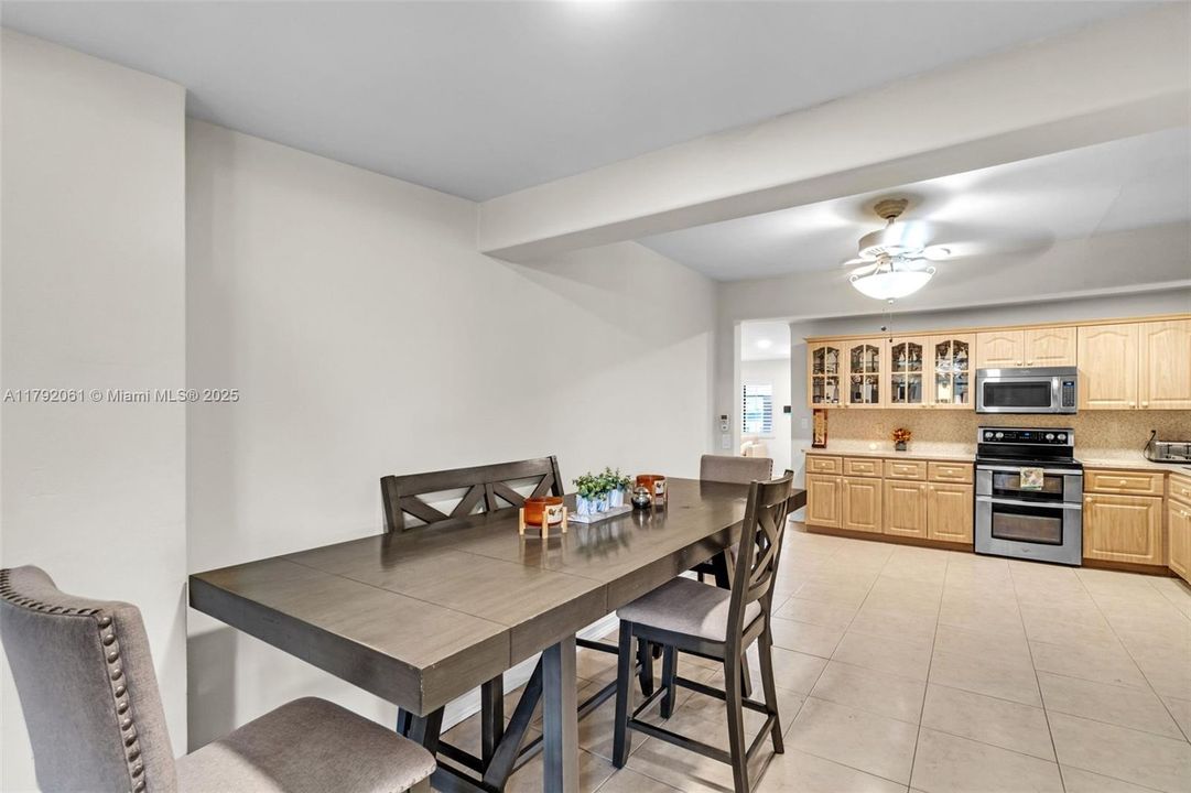 Vendido Recientemente: $599,000 (5 camas, 3 baños, 2331 Pies cuadrados)