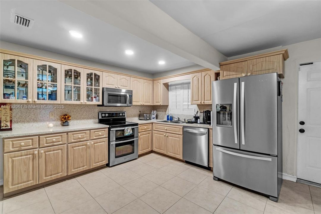 Vendido Recientemente: $599,000 (5 camas, 3 baños, 2331 Pies cuadrados)