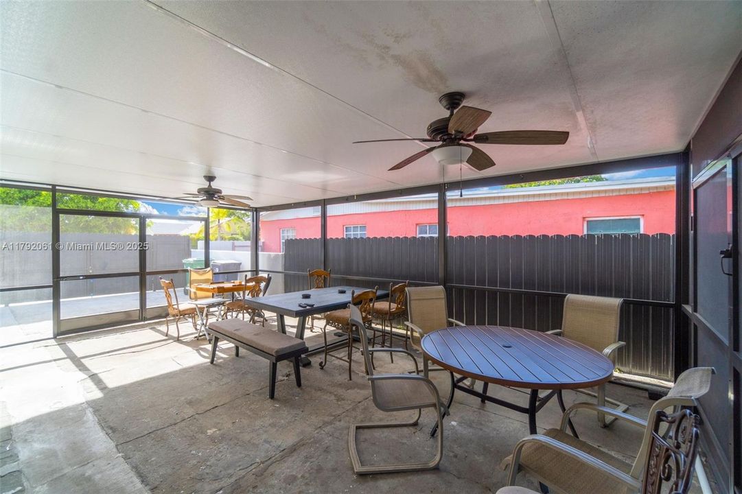 Vendido Recientemente: $599,000 (5 camas, 3 baños, 2331 Pies cuadrados)